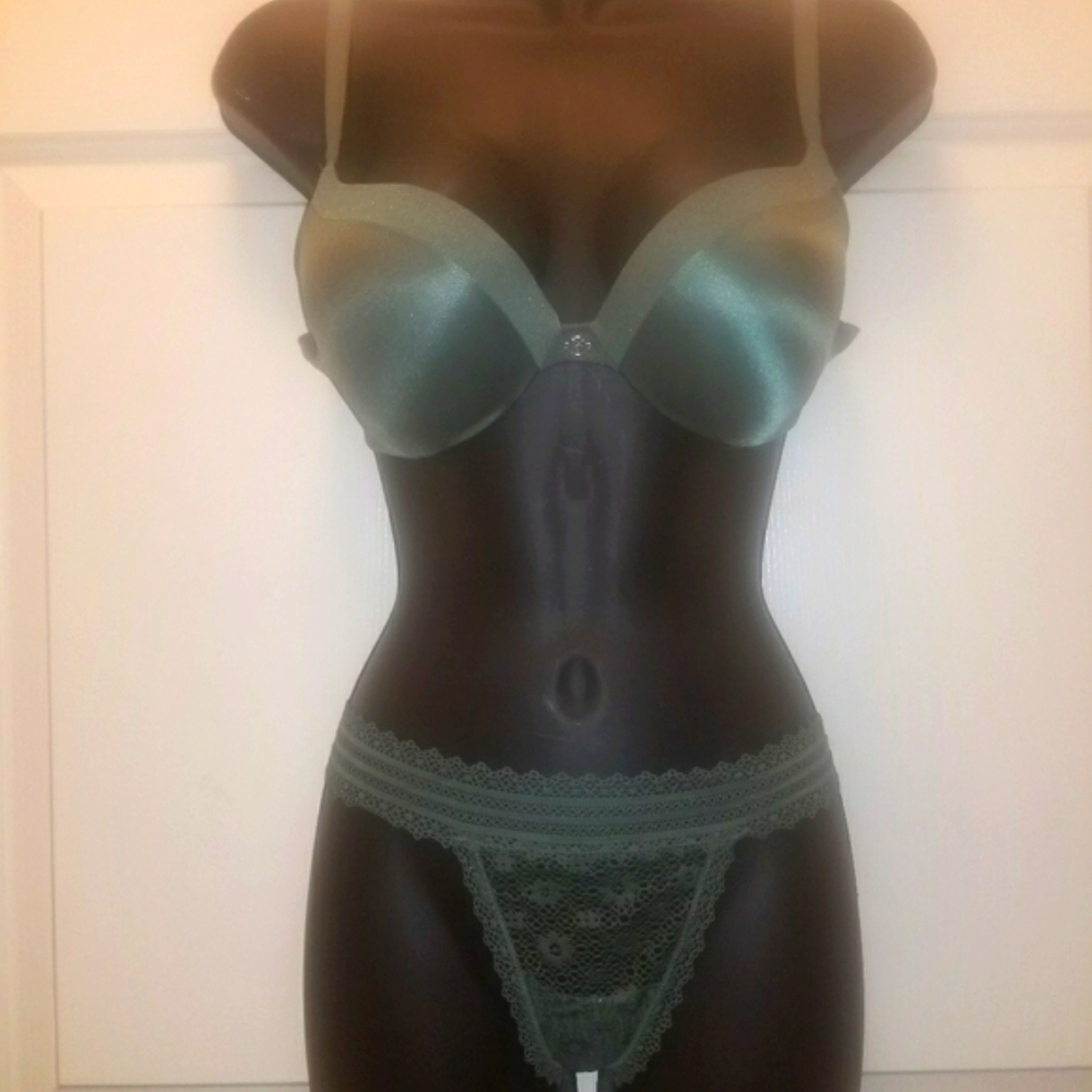 VICTORIA'S SECRET NWT SOFT POWDER GREEN BRA & THONG SET RETIRED!